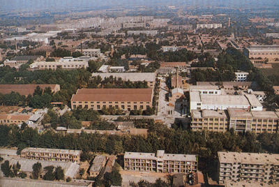 推土機(jī)總廠本部廠區(qū)。山東推土機(jī)總廠建立時(shí)，固定資產(chǎn)原值為2569萬元，占地面積為517538平方米，建筑面積為170861平方米。