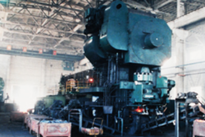 3月24日，世界第一臺(tái)德國(guó)奧姆卡4000噸熱模鍛生產(chǎn)線在山推總廠熱模鍛車間安裝調(diào)試。