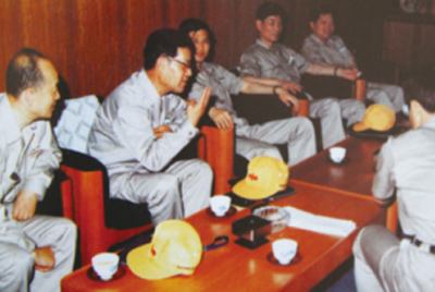 為了學(xué)習(xí)外國(guó)先進(jìn)技術(shù)和管理方法，前往引進(jìn)技術(shù)與設(shè)備的國(guó)家進(jìn)行實(shí)地考察。薛仲光廠長(zhǎng)在日本。