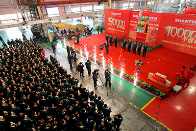 推土機(jī)事業(yè)部總裝工廠隆重舉行推土機(jī)第50000臺(tái)下線慶典儀式。這一激動(dòng)人心的歷史時(shí)刻標(biāo)志著50000臺(tái)不僅僅是一個(gè)數(shù)量的積累，更是山推管理水平、生產(chǎn)規(guī)模、制造技術(shù)、研發(fā)能力、銷售能力等綜合能力的體現(xiàn)，標(biāo)志著山推推土機(jī)產(chǎn)業(yè)整體實(shí)力進(jìn)一步增強(qiáng)，是從量變到質(zhì)變的飛躍。