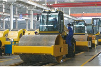 2002年2月，由履帶廠開發(fā)研制的YZ18液壓振動(dòng)壓路機(jī)，順利下線。