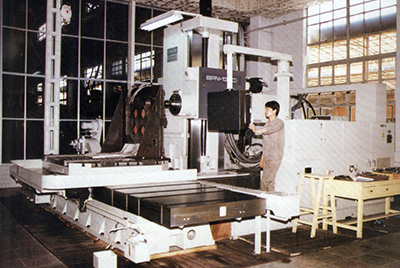 BPN-13B(R4)數(shù)控臥式加工中心。廠房擴(kuò)建加大，設(shè)備填平補(bǔ)齊，增加精、大、稀設(shè)備，新上生產(chǎn)線，提高企業(yè)裝備素質(zhì)，使山推廠成為名副其實(shí)的大馬力推土機(jī)生產(chǎn)廠。