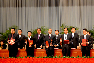 會(huì)上對(duì)獲得“省長(zhǎng)質(zhì)量獎(jiǎng)”的企業(yè)和個(gè)人進(jìn)行了表彰，山推股份位居榜首，公司董事長(zhǎng)張秀文從省長(zhǎng)姜大明手中接過了代表山東質(zhì)量管理最高榮譽(yù)的“金拇指”獎(jiǎng)杯。