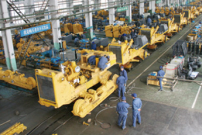 山推牌TY320C推土機(jī)在裝配分廠試驗(yàn)車間順利下線，標(biāo)志著“山推”系列推土機(jī)在技術(shù)性能和結(jié)構(gòu)造型水平上又上了一個(gè)新的臺(tái)階。