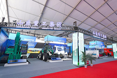 2023跨國(guó)公司與中國(guó)主題展在青島國(guó)際會(huì)議中心海上大壩舉辦， 山推股份攜EE225電挖、SRD13-C6U無人駕駛壓路機(jī)和純電裝載機(jī)隨團(tuán)參展。