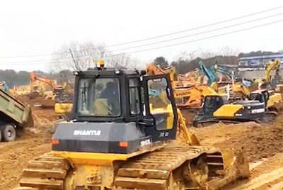 1月23日夜間，山推設(shè)備開足馬力，與時(shí)間賽跑，全速開啟“武漢版小湯山”醫(yī)院的建設(shè)。